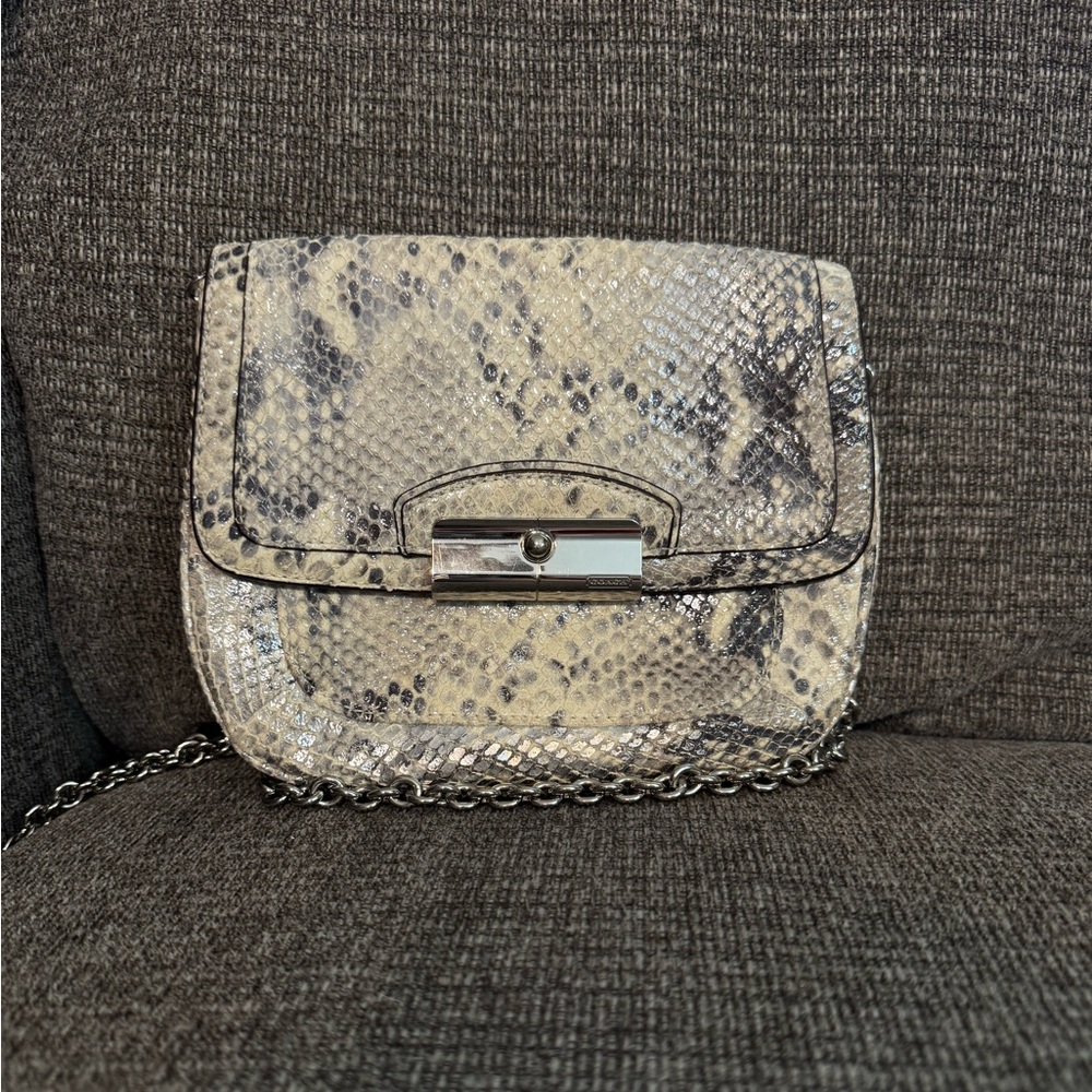 🐍✨ Coach Snakeskin Crossbody – Chic, Sleek & Ready to Shine! ✨🐍